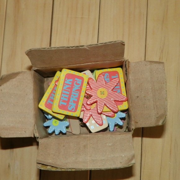 9 Spring Holiday Pins Gift - Picture 1 of 9